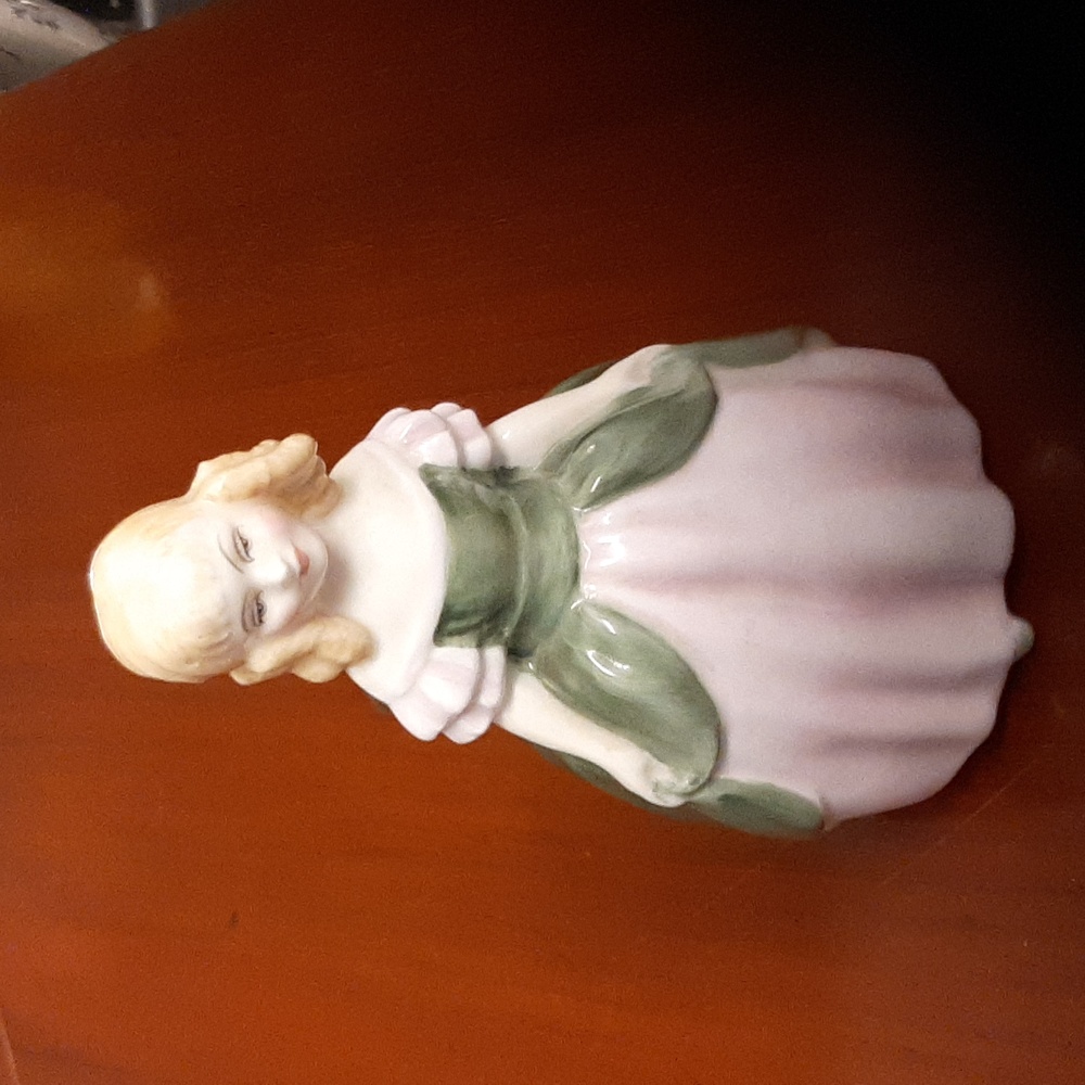 Royal Doulton HN2338, Penny figurine